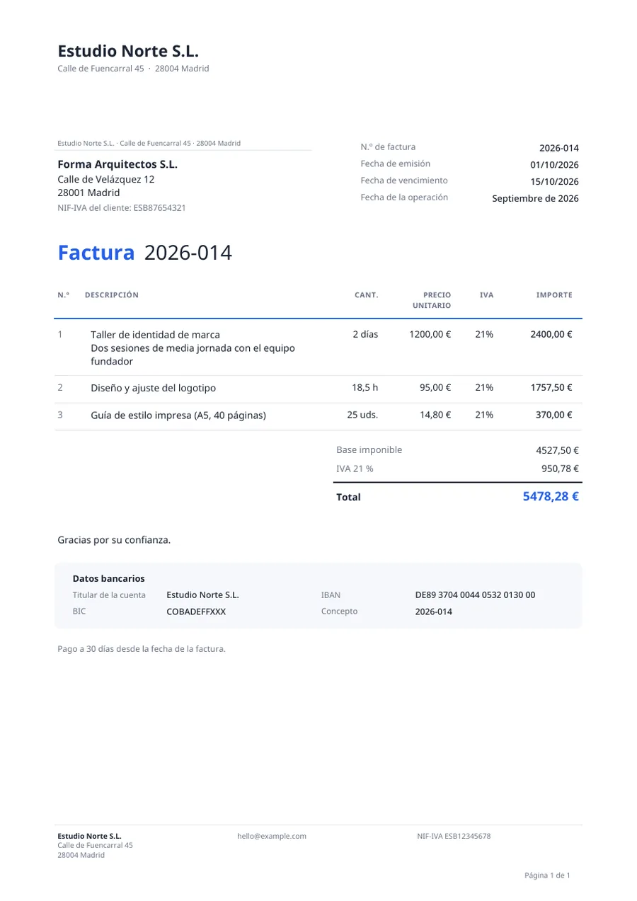 Plantilla de factura con el diseño Clásico: conceptos, IVA y datos bancarios
